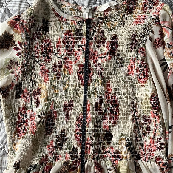 Olivaceous size L peplum balloon sleeve top EUC - Picture 9 of 9